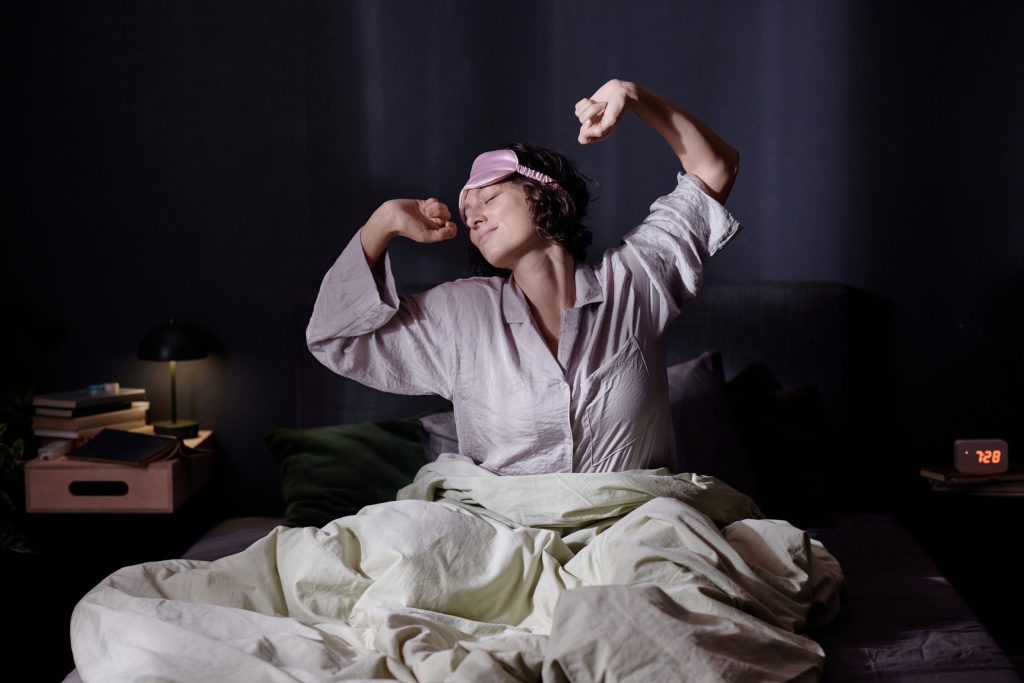 Mulher indo dormir após fazer higiene do sono
